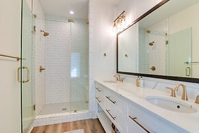 Upscale Home w/ 2 Balconies in Galveston!