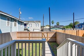 Upscale Home w/ 2 Balconies in Galveston!