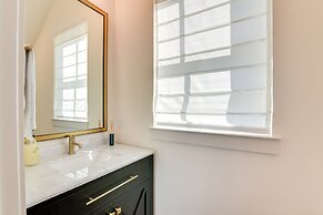 Upscale Home w/ 2 Balconies in Galveston!