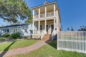 Upscale Home w/ 2 Balconies in Galveston!