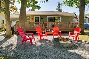 Higgins Lake Cottage w/ Private Fire Pit & Grill!