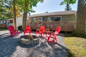 Higgins Lake Cottage w/ Private Fire Pit & Grill!