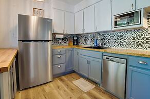 Higgins Lake Cottage w/ Private Fire Pit & Grill!