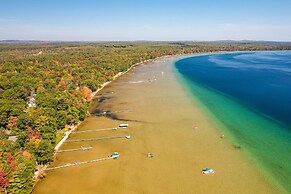 Higgins Lake Cottage w/ Private Fire Pit & Grill!