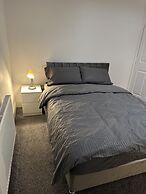 5-bed Apartment in Altrincham Near Airport