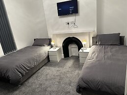 5-bed Apartment in Altrincham Near Airport