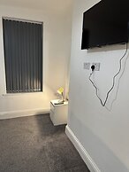 5-bed Apartment in Altrincham Near Airport