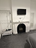 5-bed Apartment in Altrincham Near Airport