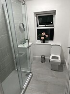 5-bed Apartment in Altrincham Near Airport