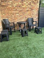 5-bed Apartment in Altrincham Near Airport