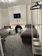 5-bed Apartment in Altrincham Near Airport