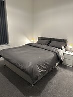5-bed Apartment in Altrincham Near Airport