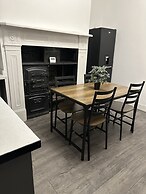 5-bed Apartment in Altrincham Near Airport