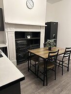 5-bed Apartment in Altrincham Near Airport