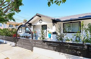 Immaculate 3bdr Private Bungalow, Walk to Beach!