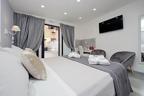 Roman Holiday Suites