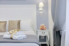 Roman Holiday Suites