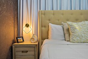 Brand New Corner Lot Pond View Vacation Home