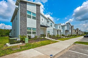 Brand New Corner Lot Pond View Vacation Home