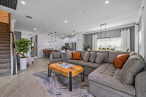 Brand New Corner Lot Pond View Vacation Home