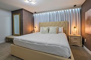 Brand New Corner Lot Pond View Vacation Home