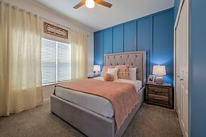 Brand New Corner Lot Pond View Vacation Home