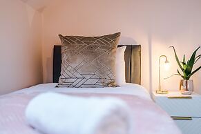 Newly Renovated home-Manchester