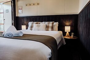 Lake Mahinapua Hotel