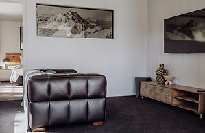 Lake Mahinapua Hotel