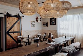 Lake Mahinapua Hotel