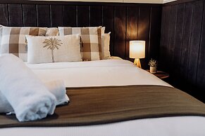 Lake Mahinapua Hotel