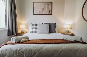 Lake Mahinapua Hotel