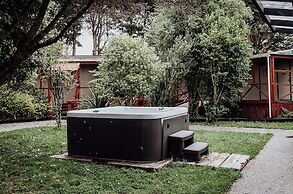 Lake Mahinapua Hotel