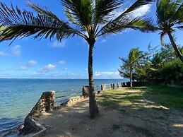 Cool Breeze Beachfront Apartments