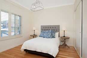 Hampton on Apollo - Ocean Mountain View Creekside Retreat Pet Friendly