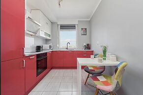 Spacious & Colorful Apartment by Renters