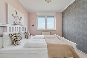 Spacious & Colorful Apartment by Renters