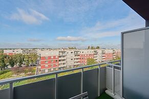 Spacious & Colorful Apartment by Renters