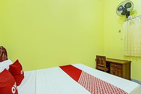 OYO 92792 Umi Rahayu Guesthouse