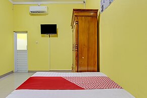 OYO 92792 Umi Rahayu Guesthouse