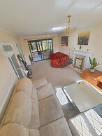 Bright and Spacious Holiday Home in Bradley Stoke