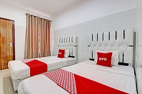 OYO 93011 Hotel Griya Lestari Pati 2