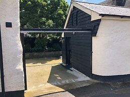 a Stunning and Cosy Character cob Cottage C1750