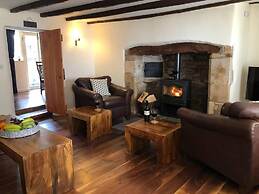 a Stunning and Cosy Character cob Cottage C1750