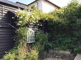 a Stunning and Cosy Character cob Cottage C1750