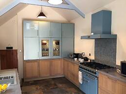 a Stunning and Cosy Character cob Cottage C1750