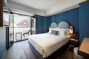 Mitsis N'U Piraeus Port