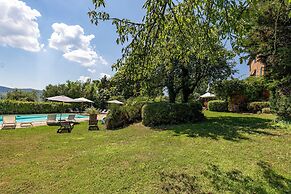 Amazing Villa Near The Lake With Pool