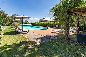 Amazing Villa Near The Lake With Pool