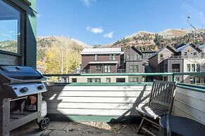 East Side Hideaway 3 Bedroom Condo by RedAwning